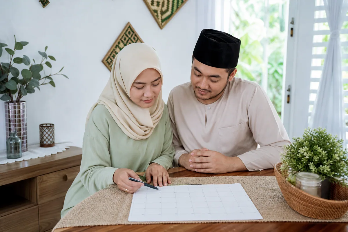 Pasangan Melayu berbincang tentang perancangan untuk cuba hamil